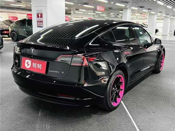 Фото 4 - Tesla Model 3