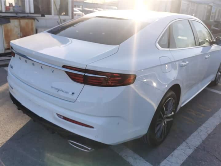 Фото 3 - Geely Preface