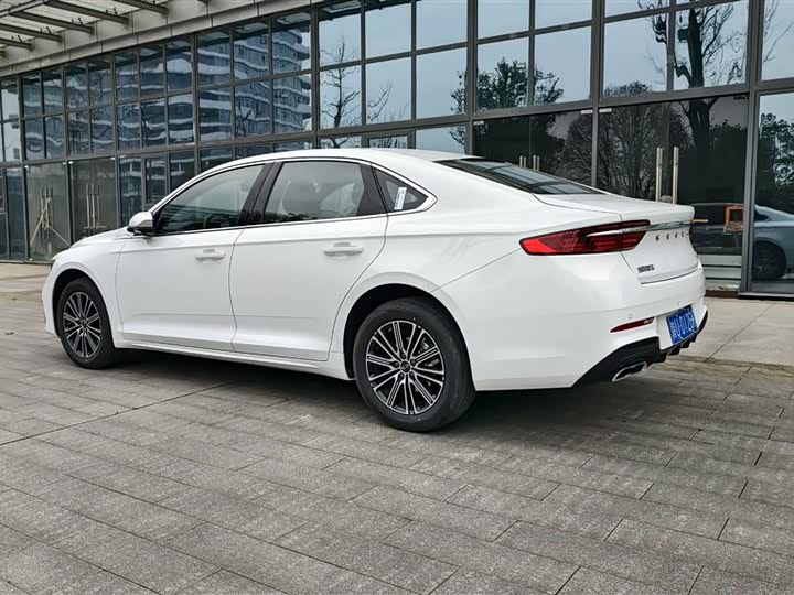 Фото 4 - Geely Preface