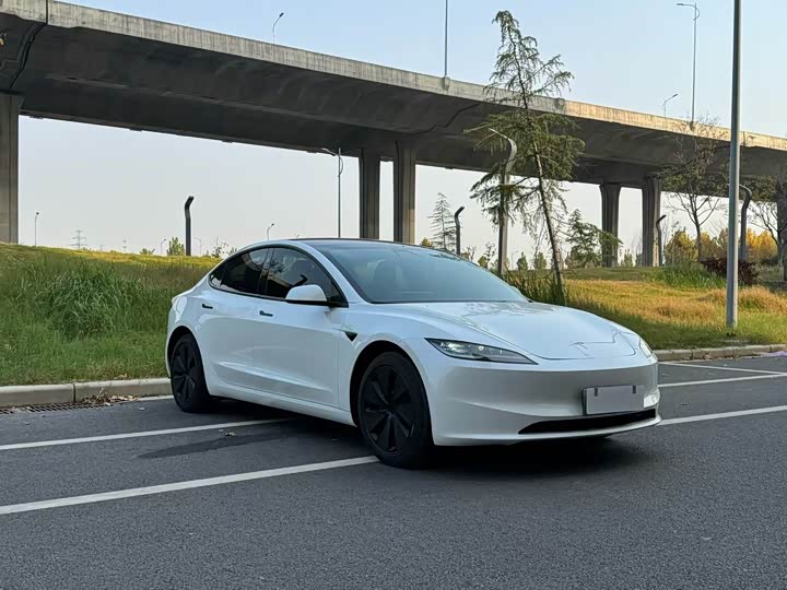 Фото 3 - Tesla Model 3