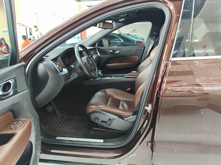 Фото 8 - Volvo XC60