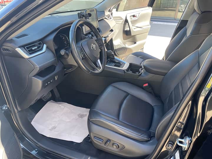 Фото 8 - Toyota RAV4