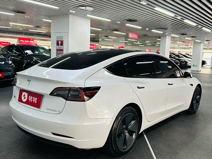 Фото 4 - Tesla Model 3