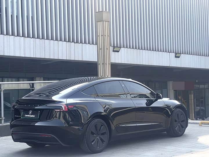 Фото 4 - Tesla Model 3