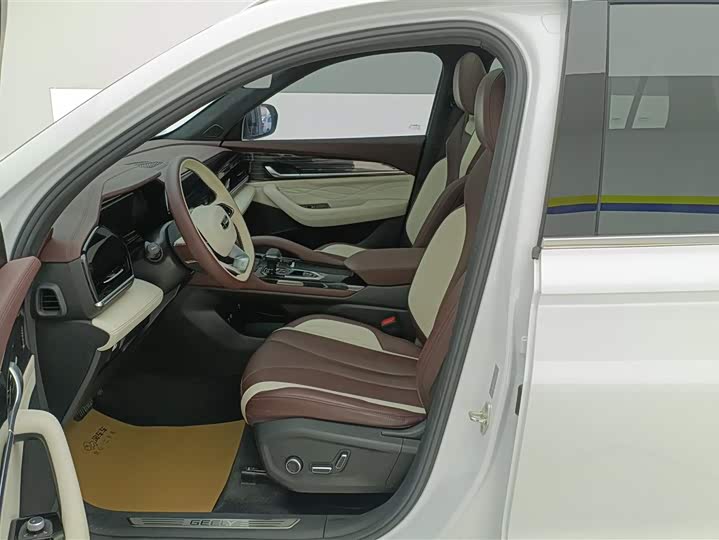 Фото 9 - Geely Monjaro