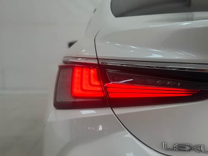 Фото 8 - Lexus ES