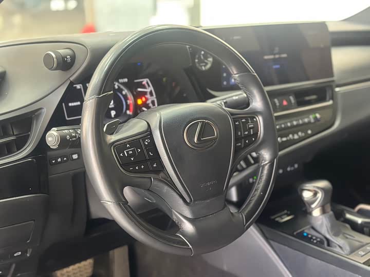 Фото 9 - Lexus ES