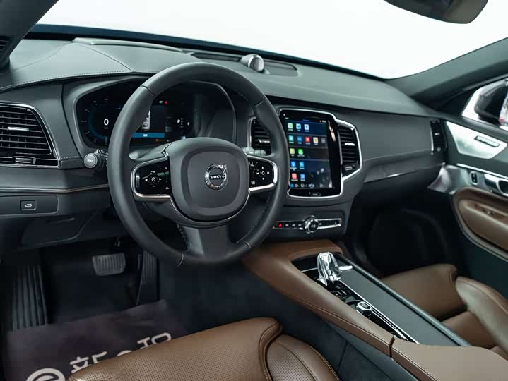 Фото 8 - Volvo XC90