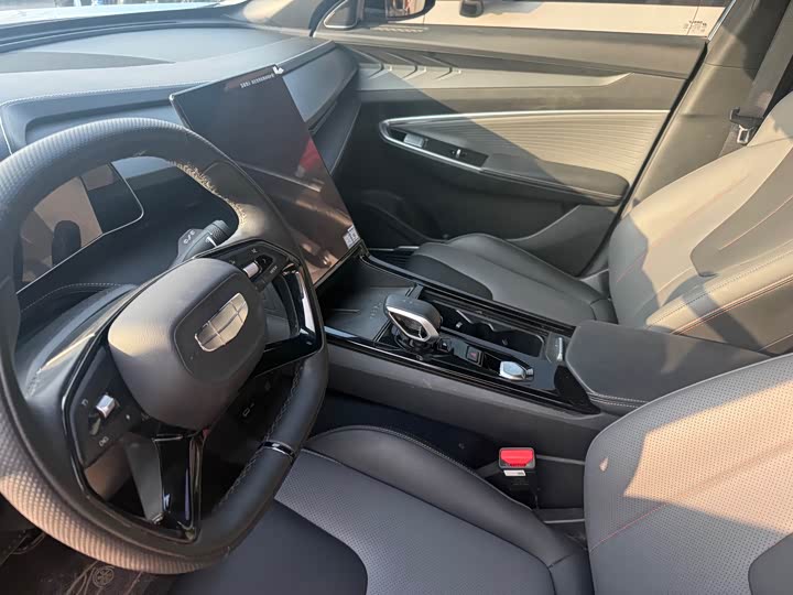 Фото 7 - Geely Atlas