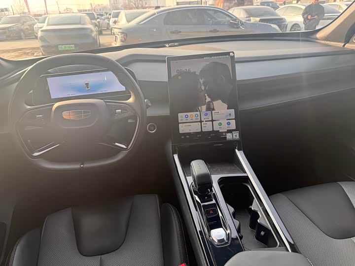 Фото 8 - Geely Atlas