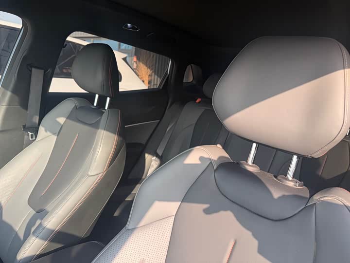 Фото 9 - Geely Atlas