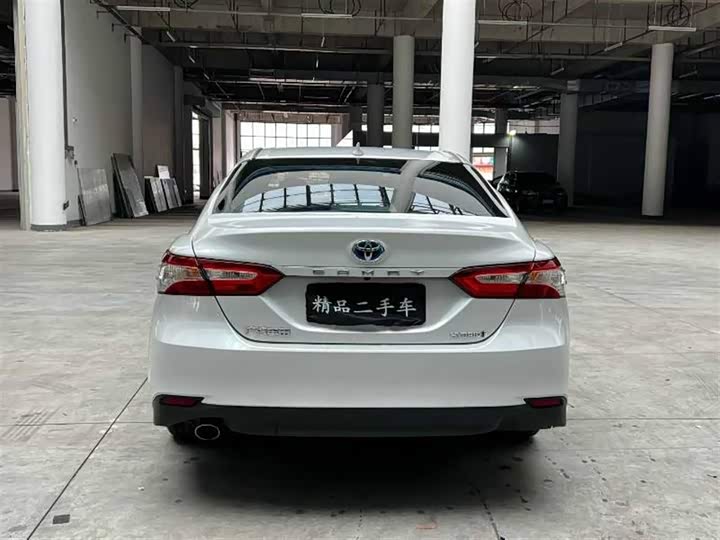 Фото 8 - Toyota Camry