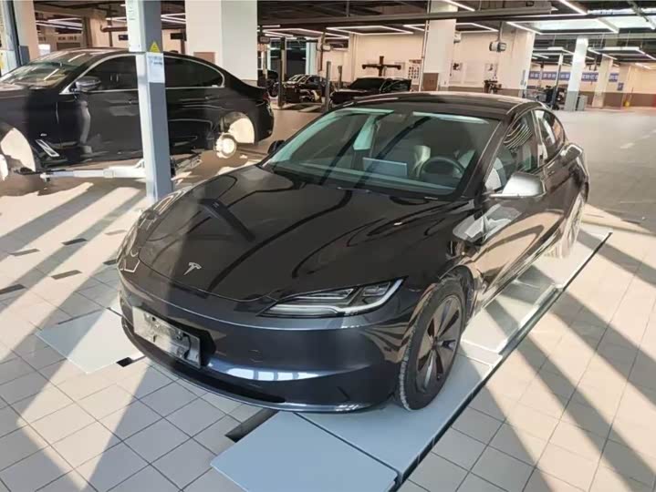 Фото 1 - Tesla Model 3