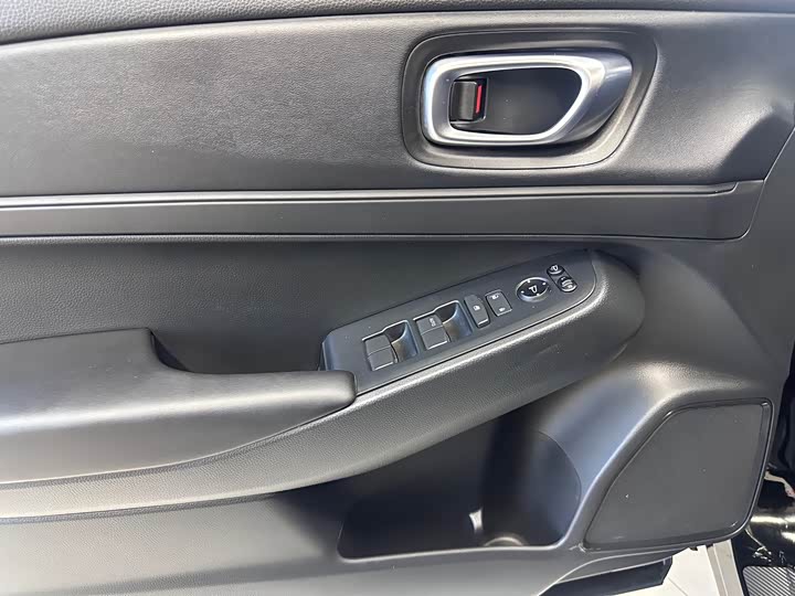 Фото 7 - Honda Vezel