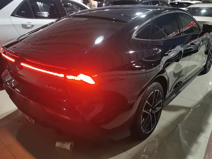 Фото 3 - Changan UNI-V Hybrid