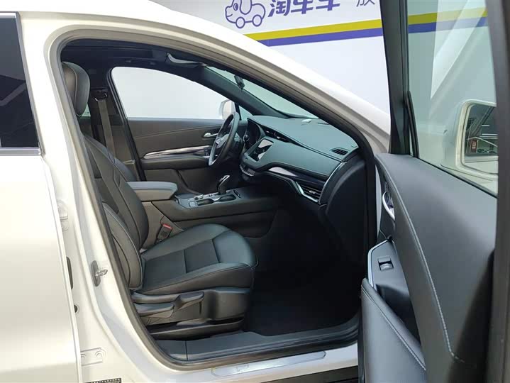 Фото 8 - Cadillac XT4