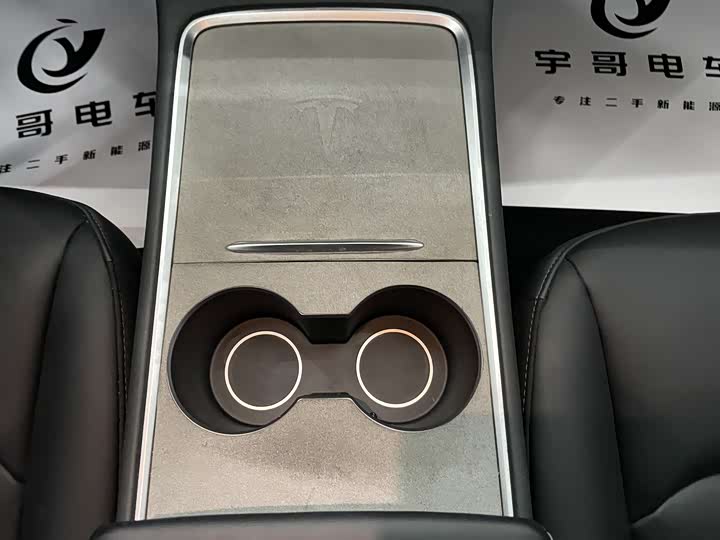 Фото 9 - Tesla Model 3