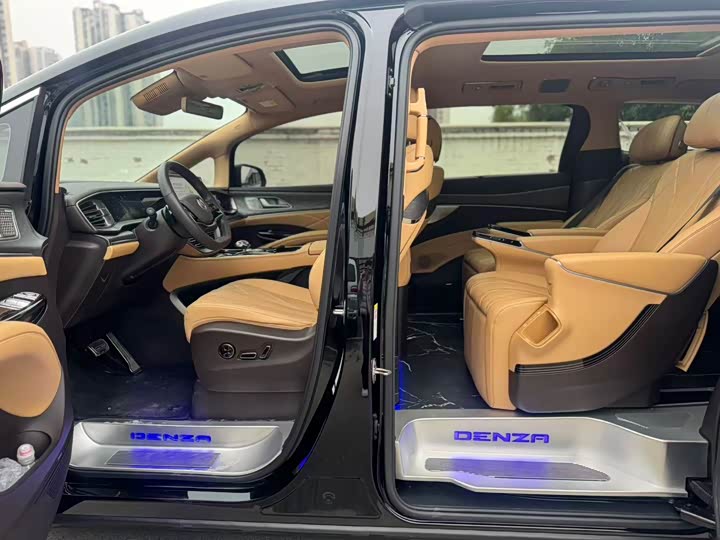 Фото 7 - Denza D9