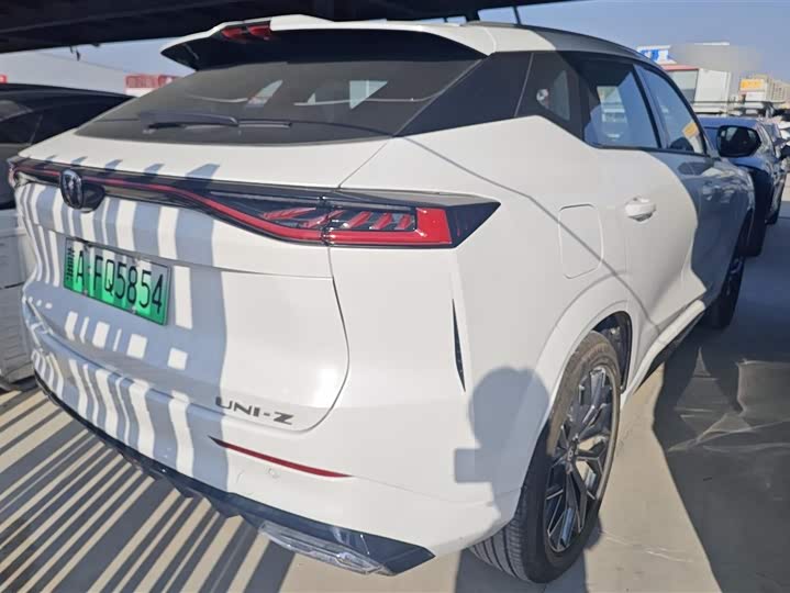 Фото 3 - Changan UNI-Z Hybrid