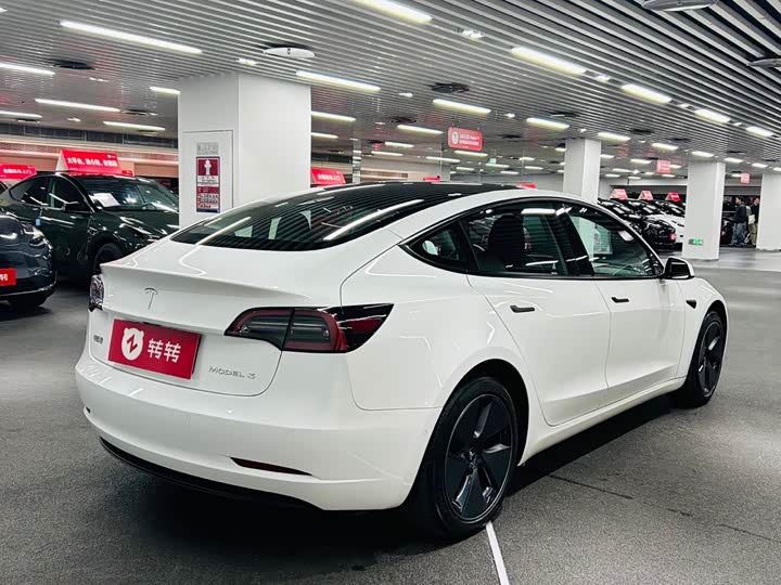 Фото 4 - Tesla Model 3