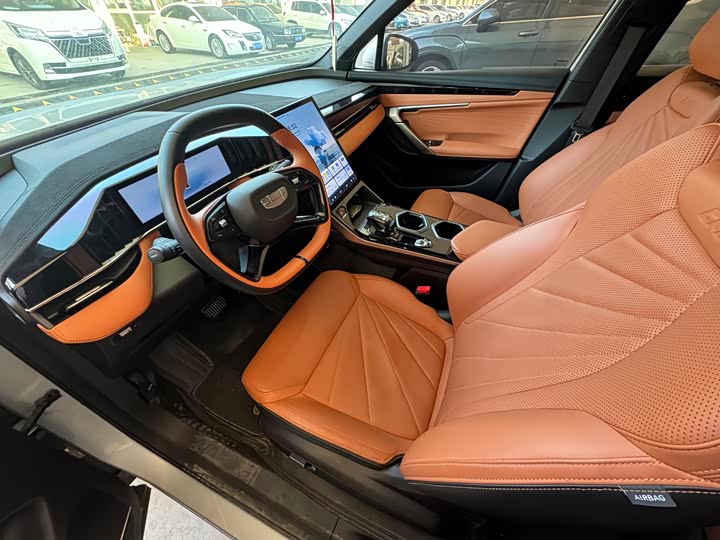 Фото 2 - Geely Atlas L