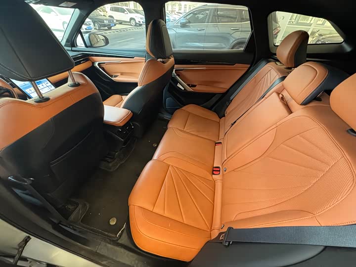 Фото 3 - Geely Atlas L