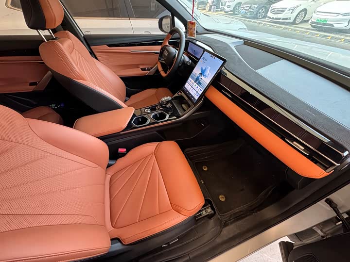 Фото 7 - Geely Atlas L