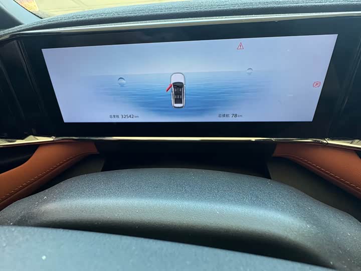 Фото 8 - Geely Atlas L