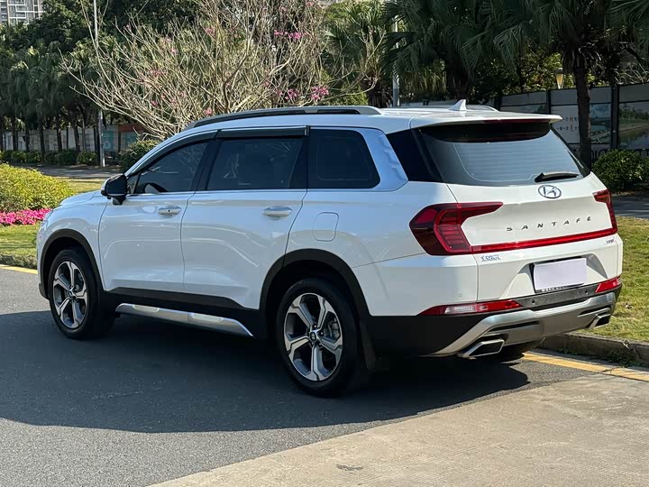 Фото 4 - Hyundai Santa Fe