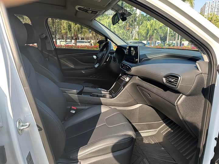 Фото 9 - Hyundai Santa Fe