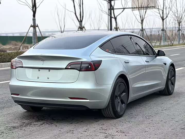 Фото 4 - Tesla Model 3