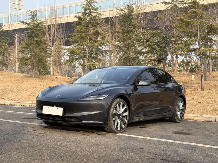 Фото 1 - Tesla Model 3