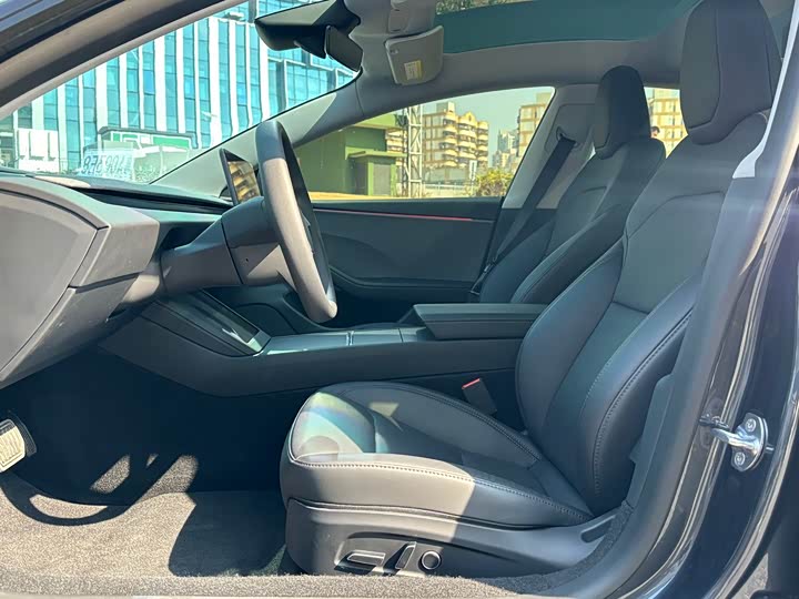 Фото 4 - Tesla Model 3