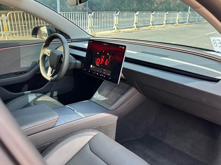 Фото 9 - Tesla Model 3