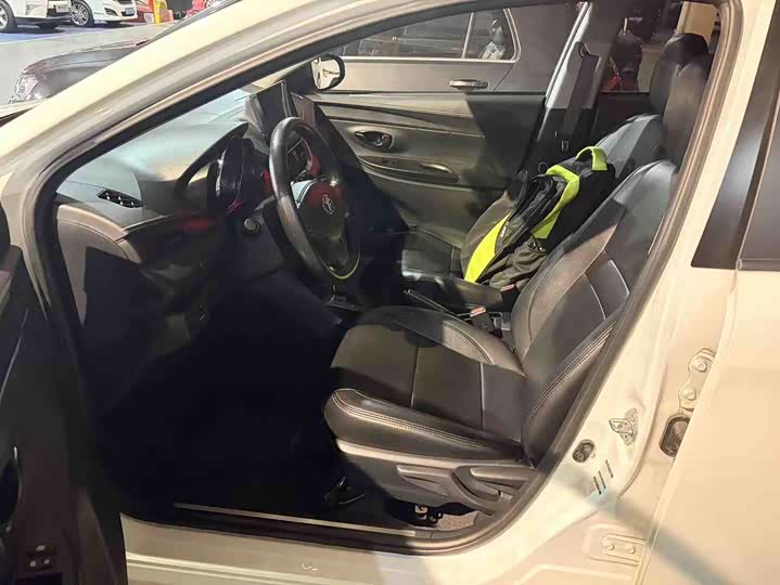 Фото 4 - Toyota Yaris L Hatchback