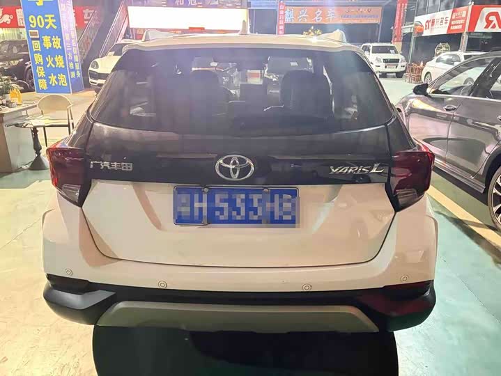 Фото 6 - Toyota Yaris L Hatchback