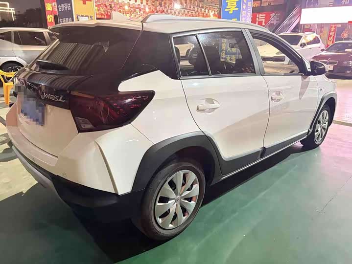 Фото 7 - Toyota Yaris L Hatchback