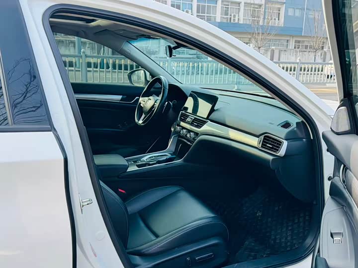 Фото 4 - Honda Accord