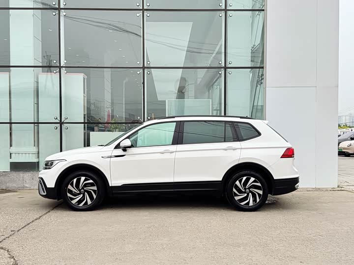 Фото 8 - Volkswagen Tiguan L Pro