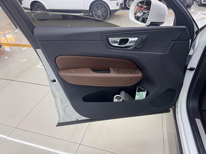 Фото 8 - Volvo XC60