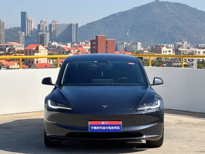 Фото 2 - Tesla Model 3
