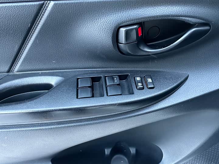 Фото 5 - Toyota Yaris L Hatchback