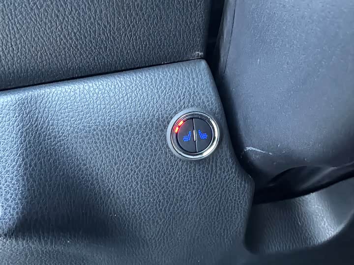 Фото 7 - Toyota Yaris L Hatchback