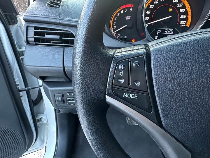 Фото 8 - Toyota Yaris L Hatchback