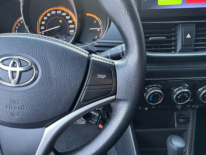 Фото 9 - Toyota Yaris L Hatchback