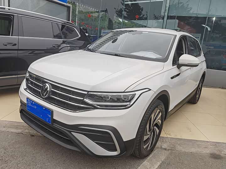 Фото 1 - Volkswagen Tiguan L Pro