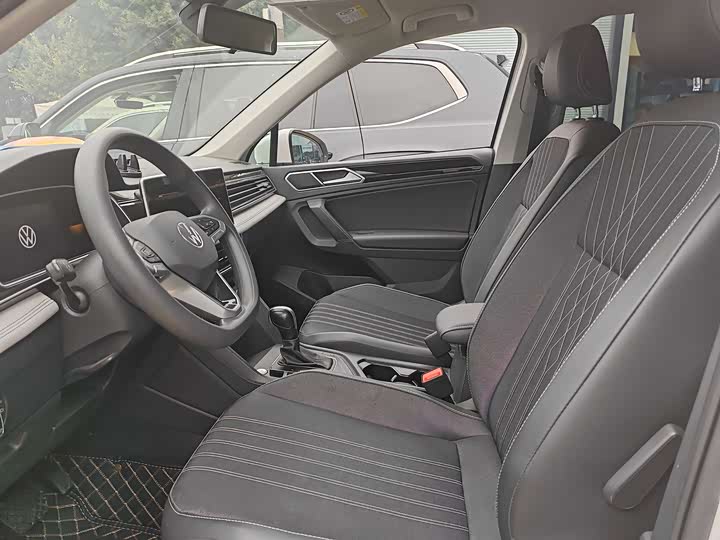 Фото 3 - Volkswagen Tiguan L Pro