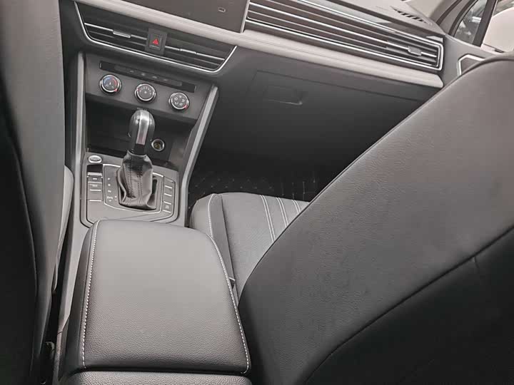 Фото 8 - Volkswagen Tiguan L Pro