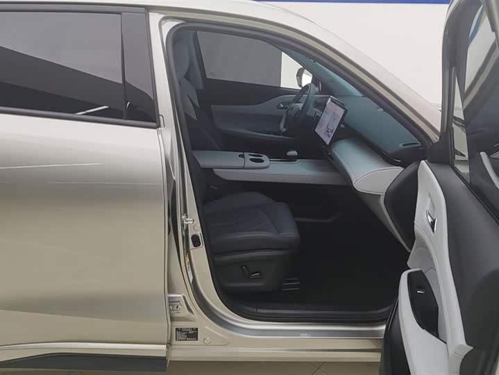 Фото 8 - Changan UNI-Z Hybrid