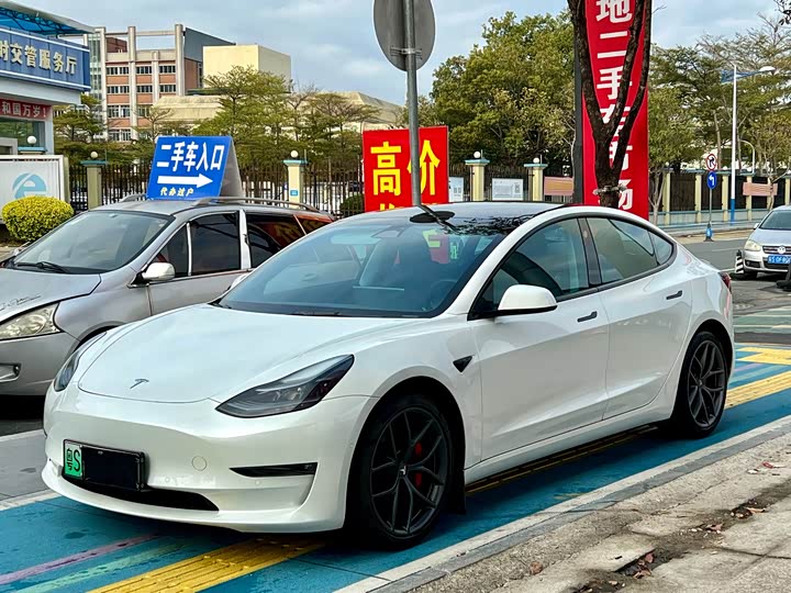 Фото 1 - Tesla Model 3